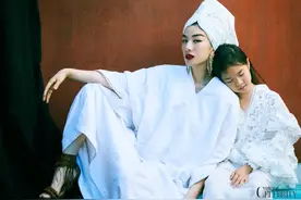 黄奕与女儿拍纯白故事感大片，妈妈酷飒刚毅，黄芊玲公主范儿十足图片