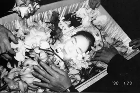 镜头下，他的爱人死去图片