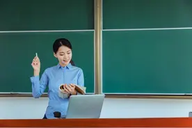 加导师微信后，老师发来论文说随时联系。需汇报学论文的情况吗？图片