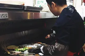 南关街十来年的烤鱿鱼老摊儿，秘制酱料味道十足图片