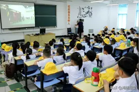 小学生作文仅有15字却得了满分，充满想象力，颇有朱自清的味道图片