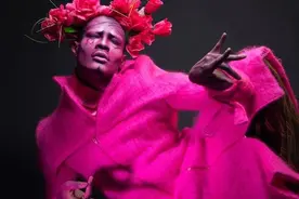 孙红雷人老心不老，50岁穿粉色T恤还配大号短裤，“颜王”真能穿图片