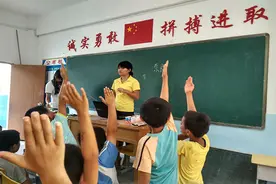 老师喜欢"点名"上黑板默写的人，往往是这3类，头埋得再低也没用图片