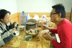 女友生病没法做饭，男友细心煲排骨汤，真的很暖心
