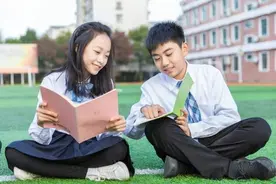 初中女儿脖子出现“草莓印”，妈妈没打没骂，一招挽救孩子恋爱观图片