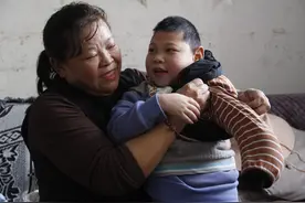 妈妈玩着手机给4个月大的儿子换尿布，发生意外后竟一走了之图片