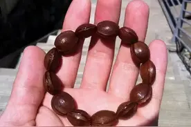 吃完的杏核不要扔，能盘出牛津红！包浆真是太好看了图片