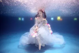 王奕萌晒水下写真，唯美可爱又不失性感，不拿来当壁纸可惜了图片