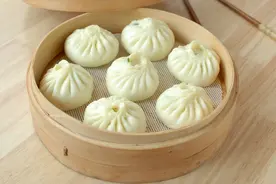 6分钟蒸一锅小笼包，皮薄馅儿大，味道鲜美，揭开锅太香了图片