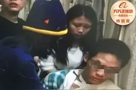 回家列车上男生突然“血崩”，两件衣服被浸透！女大学生冲了上去图片