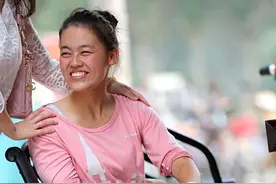 河南5岁女孩车祸致残，14年后走进大学，失去双亲仍阳光坚强图片