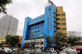 手术做一半医生停下要加价！云南男子麻醉中被拉起，拖着伤口去缴费图片