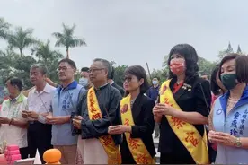 岛内大旱，四尊神明进高雄议会，正副议长接驾祈雨图片