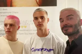 贝克汉姆晒新发型，一头白发真不适合他，这次被儿子“扳回一城”图片