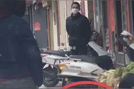 “戴口罩”陪主人买菜，这只猫火遍了全世界图片