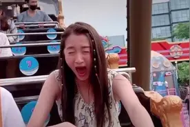 关晓彤坐海盗船表情彻底失控，节目组关掉美颜，原生五官太真实图片
