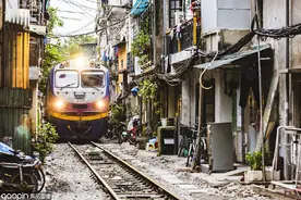 越南河内的火车街｜火车可能出现在拐角，但生活仍在继续图片