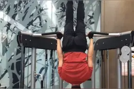 64岁张丰毅晒健身照，胸肌明显力量惊人，做高难度动作不输年轻人图片