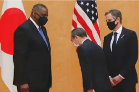 菅义伟卑微鞠躬惹争议，76年前，麦克阿瑟就这样羞辱过裕仁天皇图片