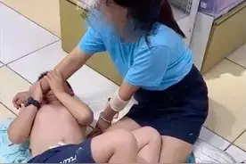 14岁男孩死咬妈妈手腕不松手，众人劝阻，男孩反而咬得更紧图片