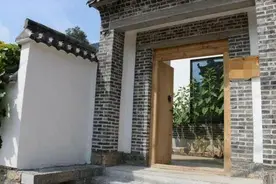 父母不愿去城市养老，小伙花10万改造老房，完工家人满意极了图片