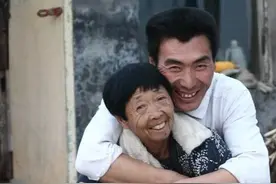 25岁小伙子不顾反对娶59岁老太，24年过去了，如今情况令人欣慰图片