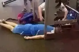 女子在健身房惨遭大重量器械砸头，瞬间倒地，别再单边卸杠铃片了图片