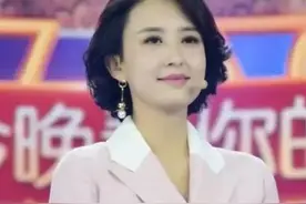 张蕾穿衣也放开了，穿西装裙短到大腿根，在央视主持人里真少见图片