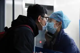 隔离工作11天后，隔屏一吻火了：有种爱情叫“过命之交”图片