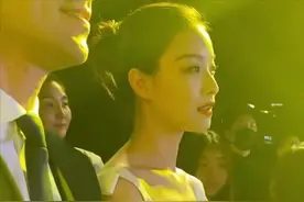 倪妮的气质太美了！近距离特写侧颜迷人，吊带裙大秀香肩身材抢镜图片