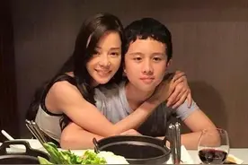 每天吃4次母乳，可男孩已经12岁了，无原则的爱有多可怕图片