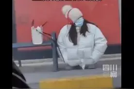 冷！小姐姐全身缩进羽绒服等公交图片