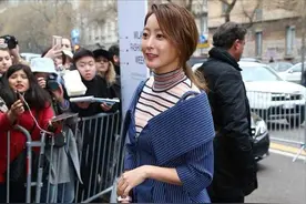 金喜善不愧是韩国第一美女，土味袜子+凉鞋，都穿出了国际范图片