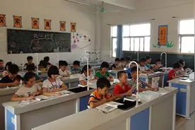 男孩发育晚，应该晚上学？男宝宝与女宝宝的差异，入学时间的选择图片
