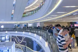 苹果13正式开售！郑州官方店排起长队，只有预约才可进店，黄牛加价现场回收图片