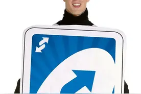 掏出反转牌后，阿姨给我倒了杯卡布奇诺，还吃掉了电脑屏幕图片