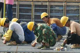 农民工坐地铁靠在女孩肩上睡着，工作一天辛苦了，就让他靠着睡吧图片