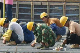 农民工坐地铁靠在女孩肩上睡着，工作一天辛苦了，就让他靠着睡吧图片
