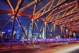 上海外白渡桥：是位于上海市苏州河汇入黄浦江口附近的一座铁桥图片