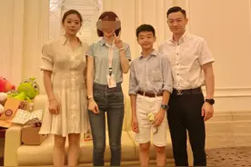 11岁的杨阳洋尽显成熟气质，身高猛蹿1米5，细腿跟爸爸一样长图片