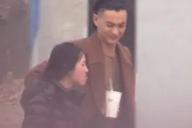 奶茶事件后，周一围和女助理再被拍，小跑上车保持距离满满求生欲图片