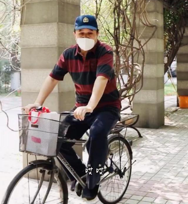 毕福剑隐退多年再出镜，当年光鲜全然不再，现身小饭馆为友人题字
