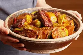 天冷就馋这锅乱炖，5种食材混在一起，营养暖身，连汤汁都不剩图片