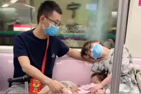 “最温柔爸爸”火了，地铁上照顾熟睡的老婆与女儿，尽显铁汉柔情图片