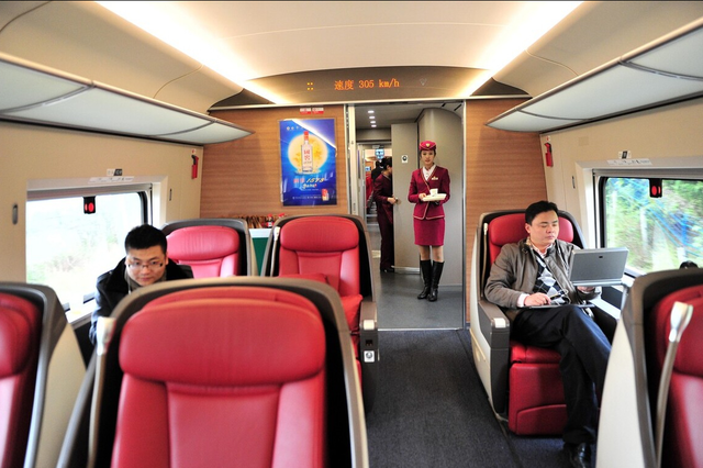 对于不需要太多办公需求的普通人们来说,经济实惠的二等座其实也就够