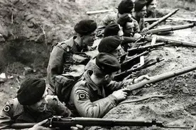 英国上将霍利曾被志愿军俘虏，感叹：中国步兵，比德、美、苏更强图片