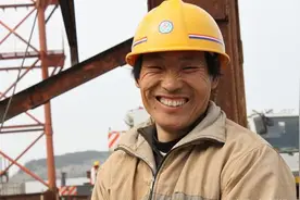 农民工吃饭路上捡到钱包，拿170块请工友吃饭，女失主找到傻了眼图片