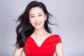 苗圃拒绝大胆表白的罗晋，最后嫁给62岁销售员，还送她一架直升机图片