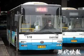 武汉公交恢复首日：往返两小时只有一位乘客图片