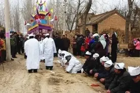 农村葬礼上，为什么主家要回赠白毛巾？过去的“孝巾”为何消失了图片